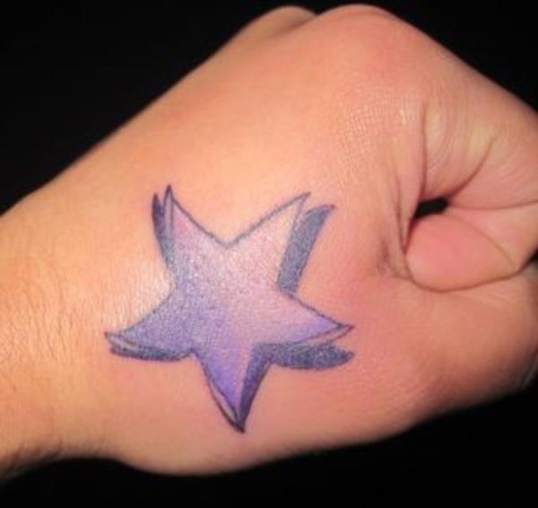 Tatouage main étoile bleue