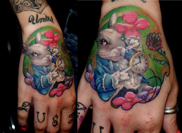Lapin avec tatouage main d'horloge