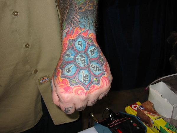 Fleur avec des symboles tatouage à la main