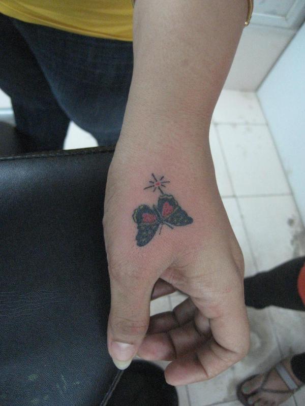 Tatouage papillon coloré à la main