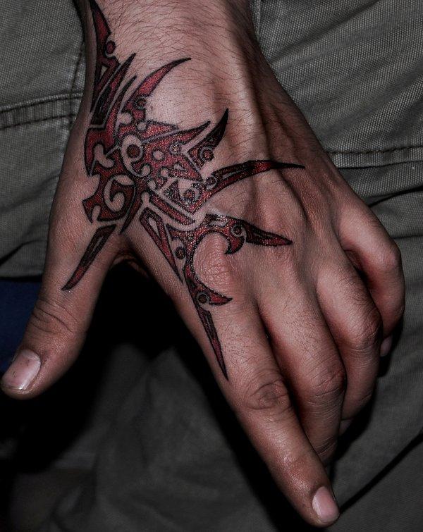 Tatouage traditionnel de la main du dragon rouge