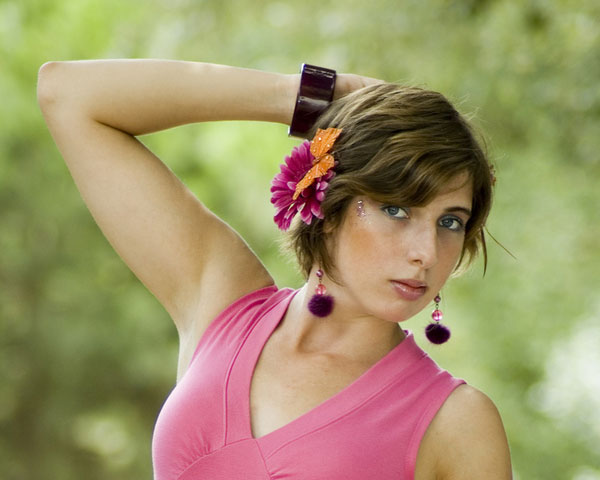 Coiffure mignonne avec des fleurs