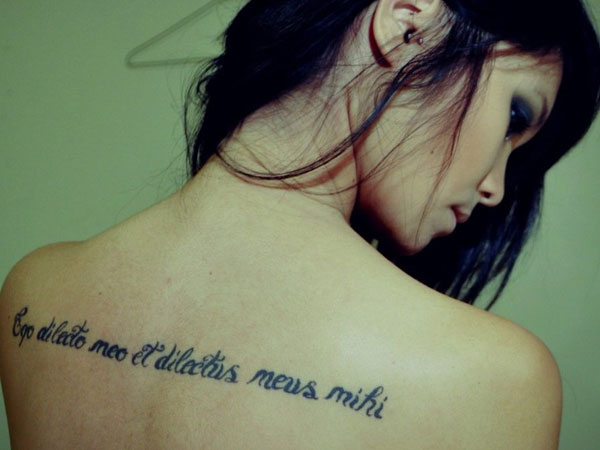 Tatouage de dos de fille