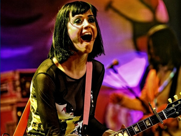 Katy aime la guitare