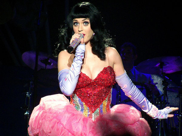 Katy en robe en forme de coeur