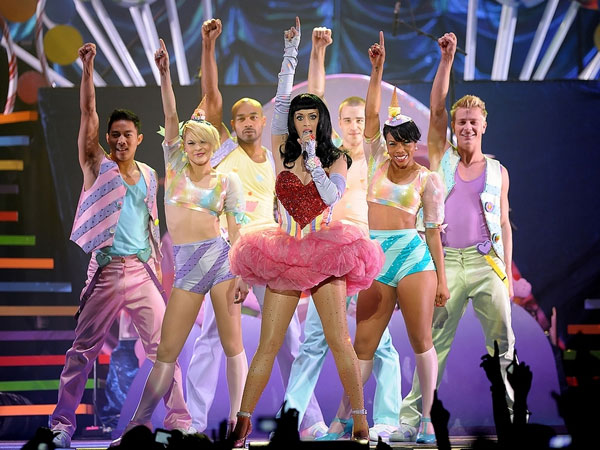 Η Katy Performing