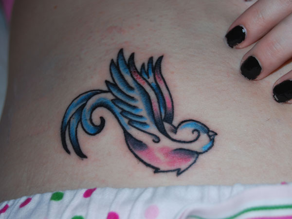 Tatouage bleu et rose