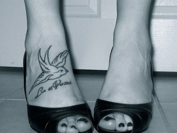 Tatouage de script d'oiseau