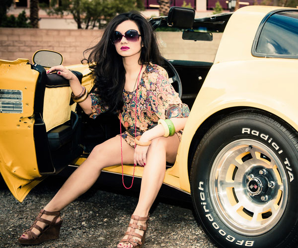 Fille en voiture jaune