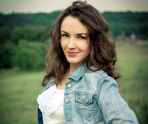 Fille en veste en jean