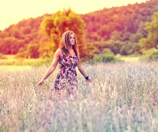 Fille dans les champs