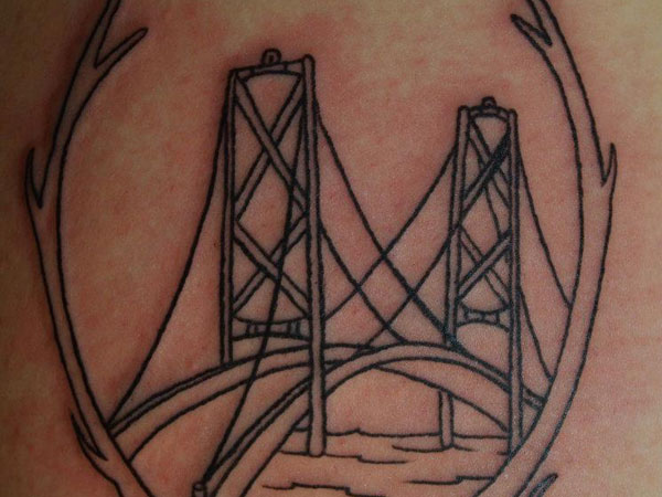 Γέφυρα μηρών τατουάζ