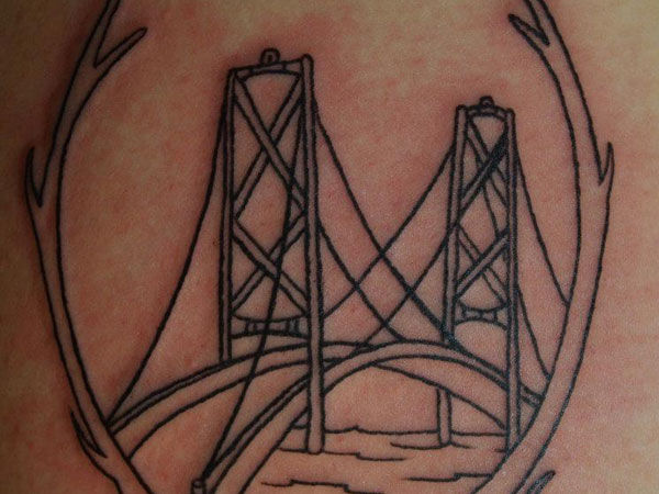 Tatouage de pont sur la cuisse