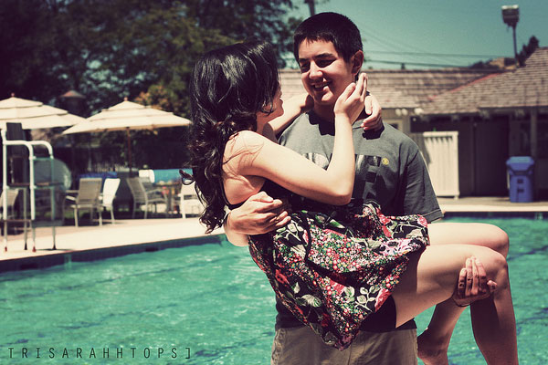 couple au bord de la piscine