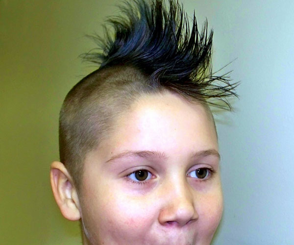 Petit garçon Mohawk