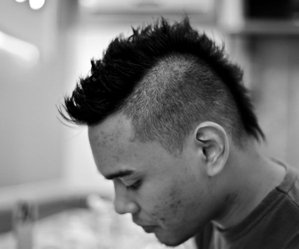 Coiffure Mohawk bien rangée