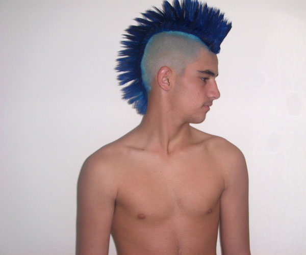 Coiffure Mohawk Bleue