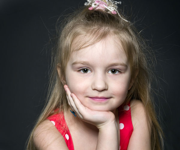 Petite fille à pois