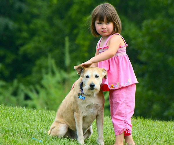 Petite fille avec une frange