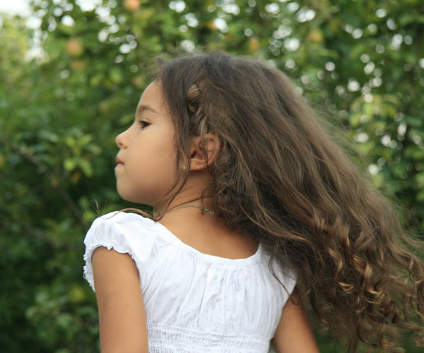 petite fille danse cheveux