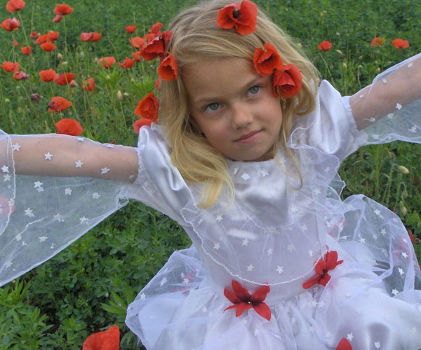 Coquelicots rouges petite fille