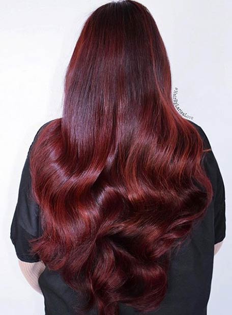 Couleur de cheveux rouge rubis profond