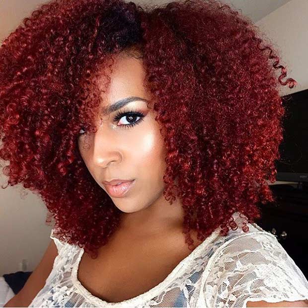 Look de cheveux naturels rouge foncé