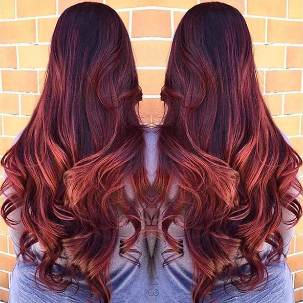 Cheveux roux profonds et reflets cuivrés
