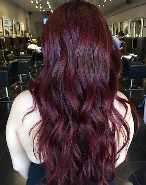 Look de couleur de cheveux bordeaux profond