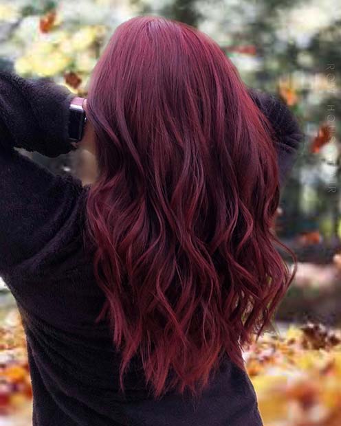 Cheveux roux foncé avec des tons violets