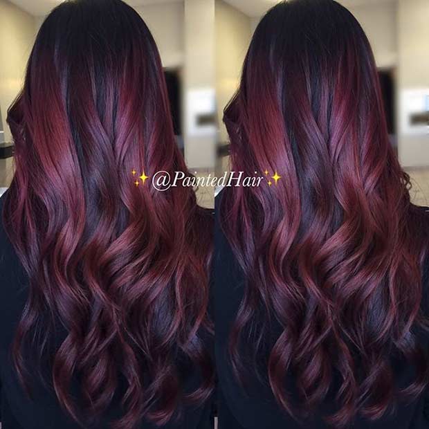 Σκούρα κόκκινα μαλλιά με λεπτές φωτεινές κόκκινες ανταύγειες