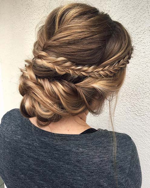 Updo קלוע רך ורומנטי עבור עדכונים קלועים יפהפיים