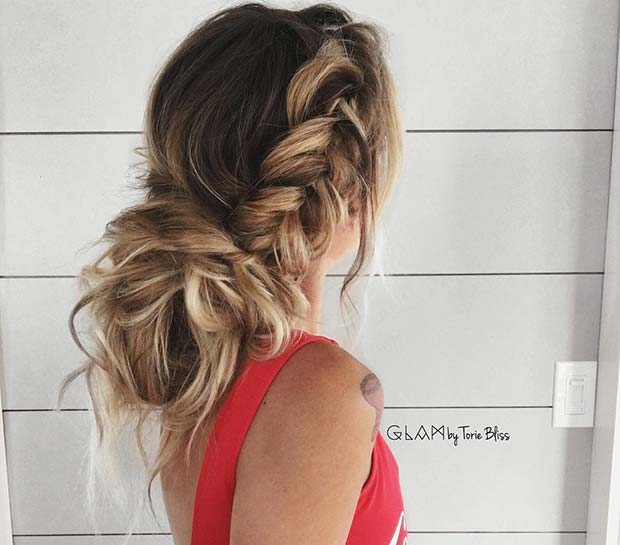 Tresse en queue de poisson latérale avec chignon désordonné pour de beaux chignons tressés