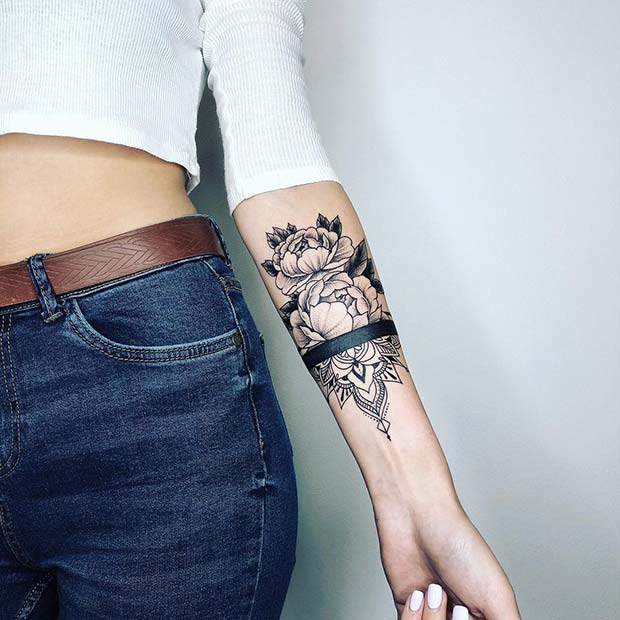 Tatouage au poignet de pivoine à la mode