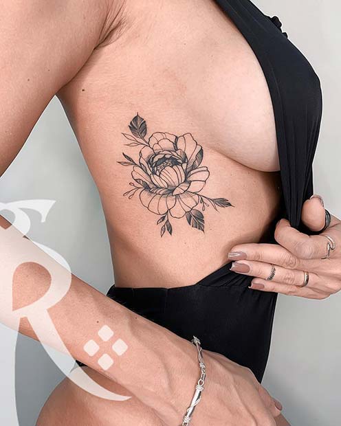 Tatouage de côte de pivoine