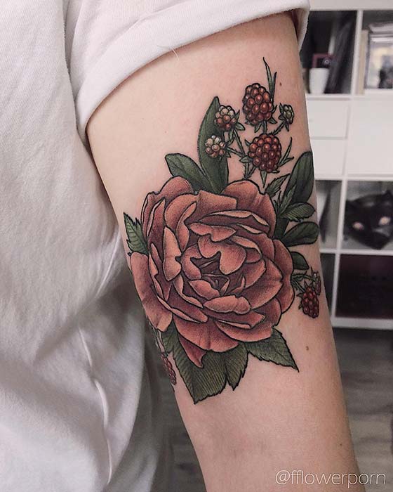 Conception de tatouage de pivoine et de framboises