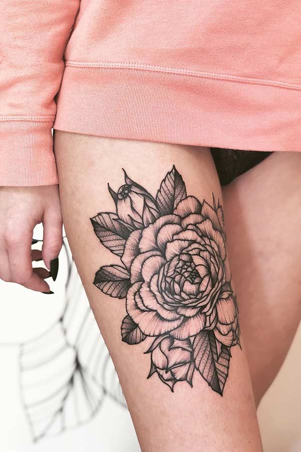 Tatouage de cuisse de grosse pivoine