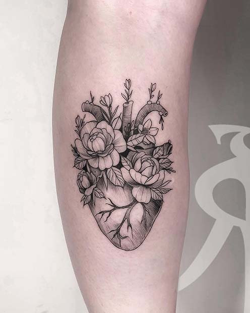 Tatouage unique de pivoine et de coeur