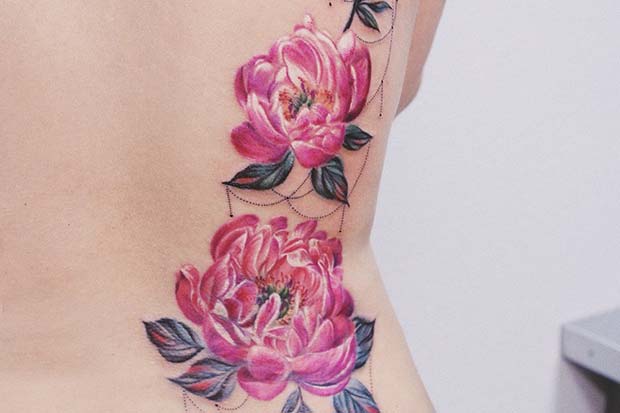 Superbe tatouage de dos de pivoines