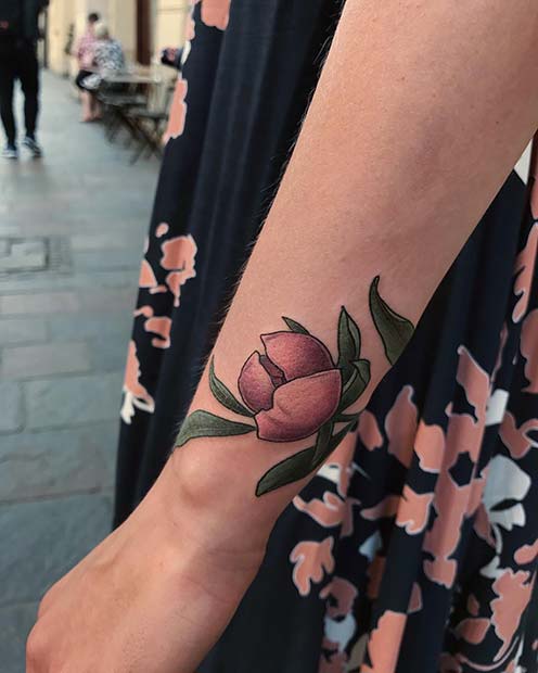 Tatouage de pivoine fermé mignon