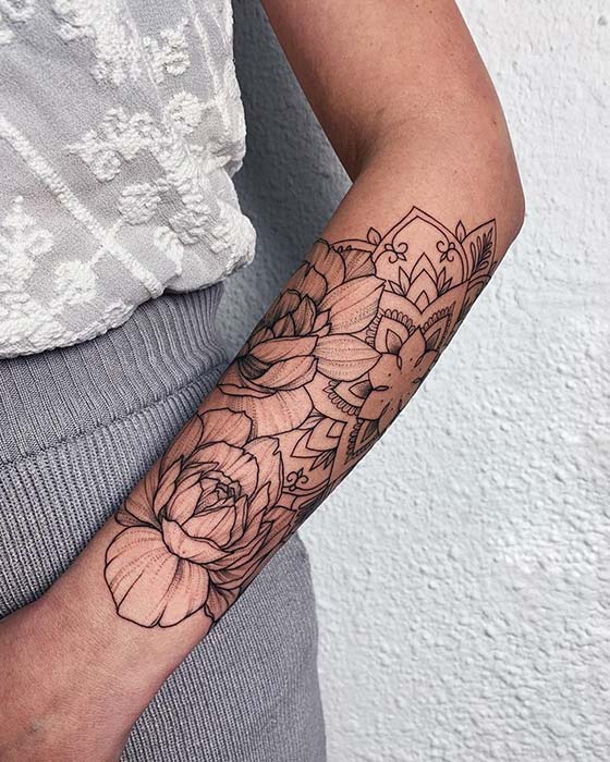 Conception de tatouage de pivoine et de mandala