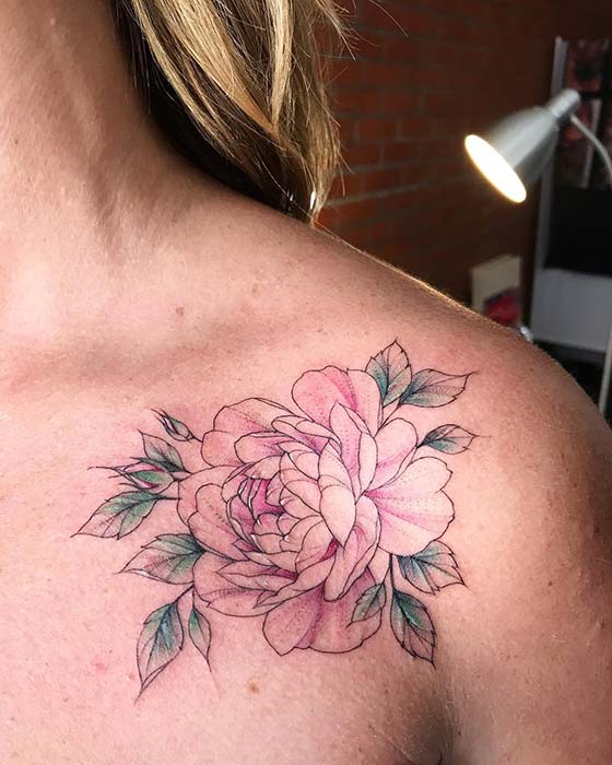 Tatouage d'épaule de pivoine chic