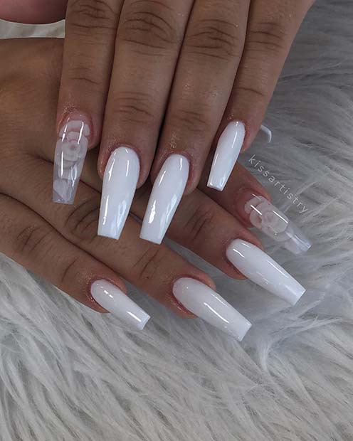 Ongles blancs avec accent floral