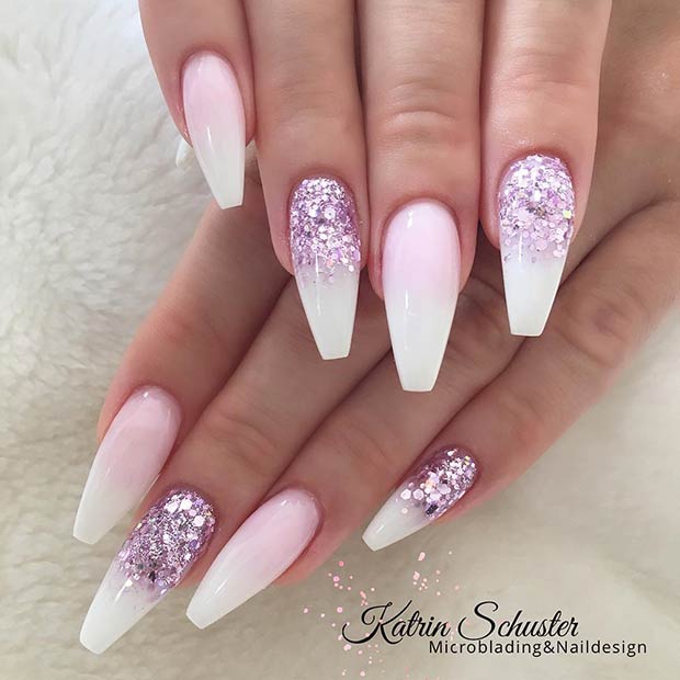 Ongles ombrés français blancs avec des paillettes roses