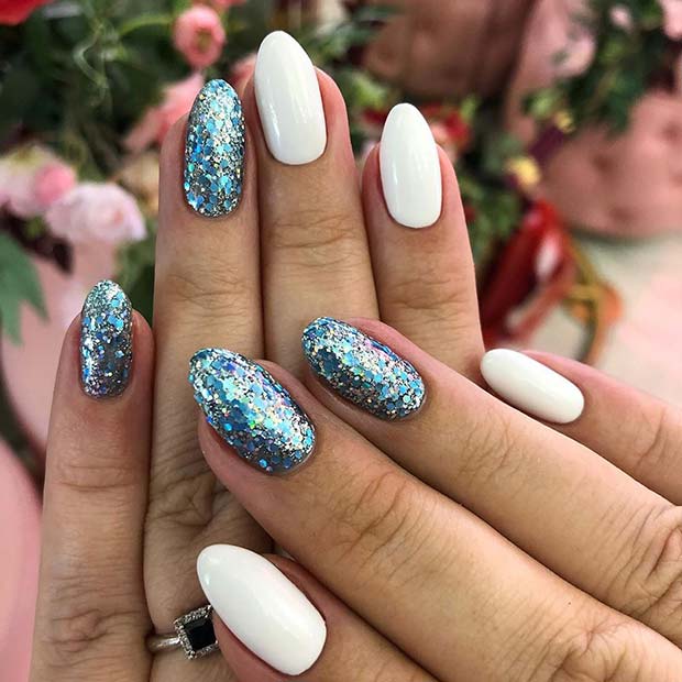 Ongles blancs avec des ongles brillants