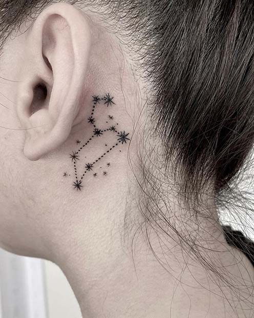 Tatouage constellation derrière l'oreille