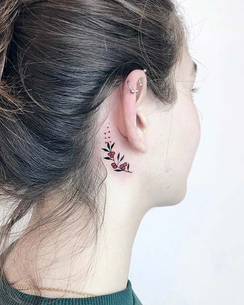 Joli tatouage derrière l'oreille