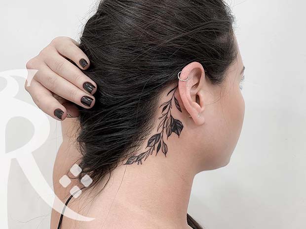 Βοτανικό τατουάζ πίσω από το αυτί
