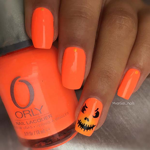 Ongles oranges avec nail art citrouille