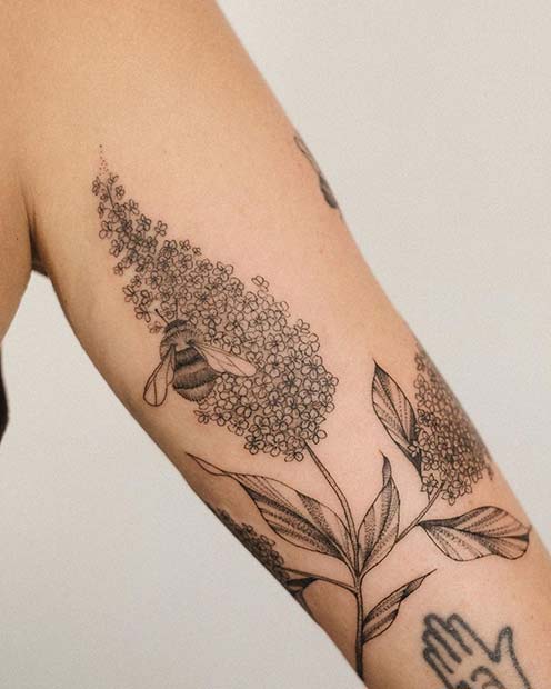 Όμορφο τατουάζ μέλισσας